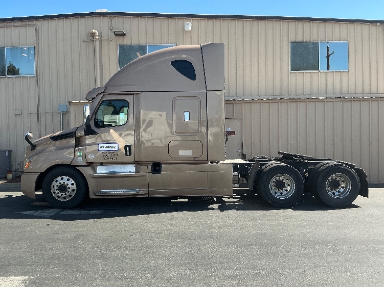 2022 Freightliner Cascadia in West Sacramento, CA — photo 4