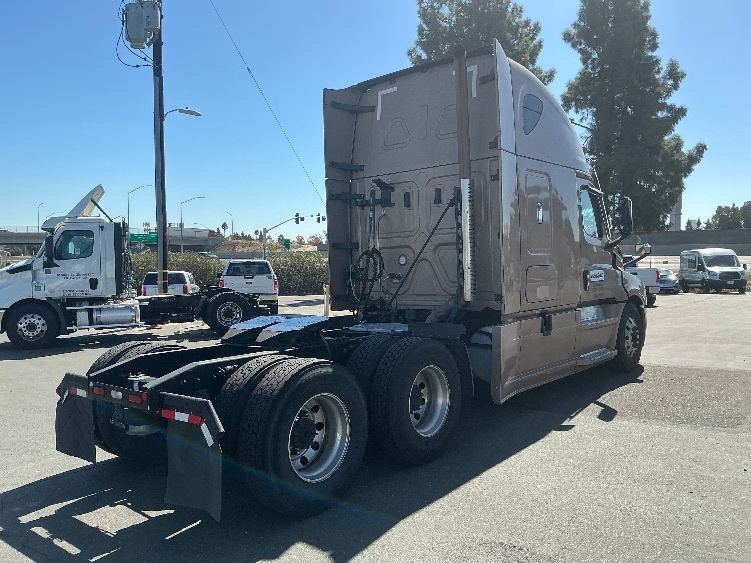 2022 Freightliner Cascadia in West Sacramento, CA — photo 7