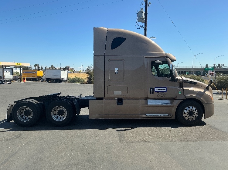 2022 Freightliner Cascadia in West Sacramento, CA — photo 8