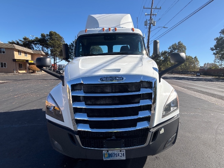 2022 Freightliner Cascadia in Portland, OR — photo 2