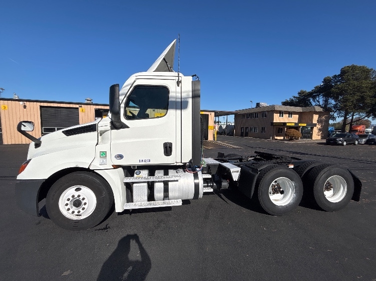 2022 Freightliner Cascadia in Portland, OR — photo 4