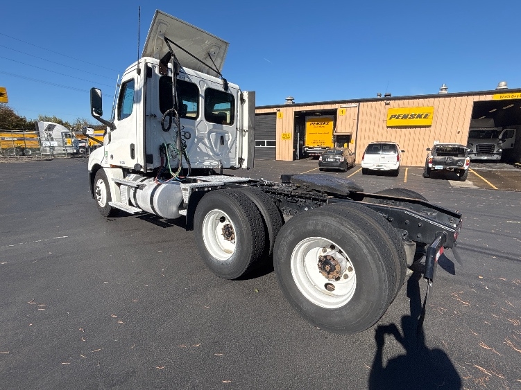 2022 Freightliner Cascadia in Portland, OR — photo 5