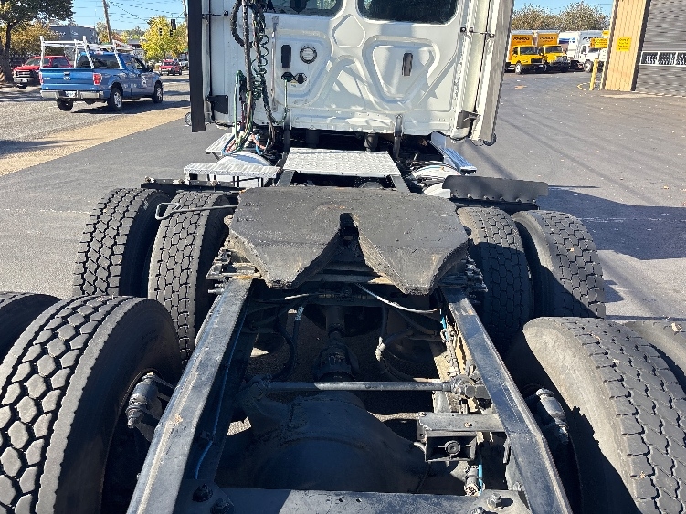 2022 Freightliner Cascadia in Portland, OR — photo 6