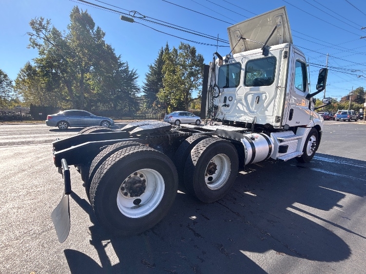 2022 Freightliner Cascadia in Portland, OR — photo 7