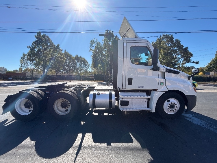 2022 Freightliner Cascadia in Portland, OR — photo 8