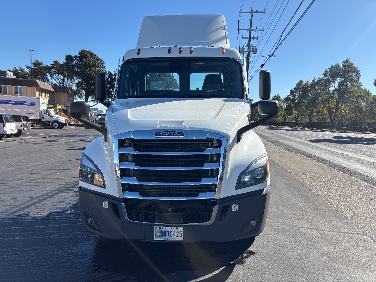 2022 Freightliner Cascadia in Portland, OR — photo 2