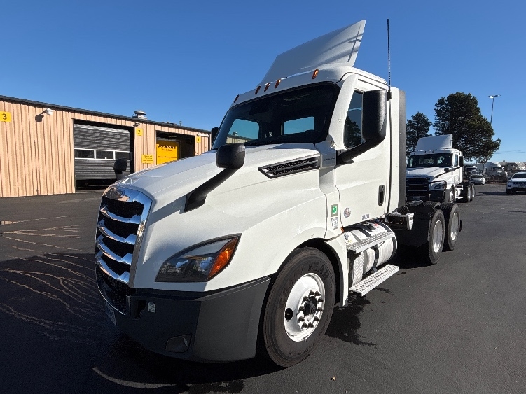 2022 Freightliner Cascadia in Portland, OR — photo 3