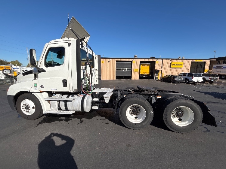 2022 Freightliner Cascadia in Portland, OR — photo 4