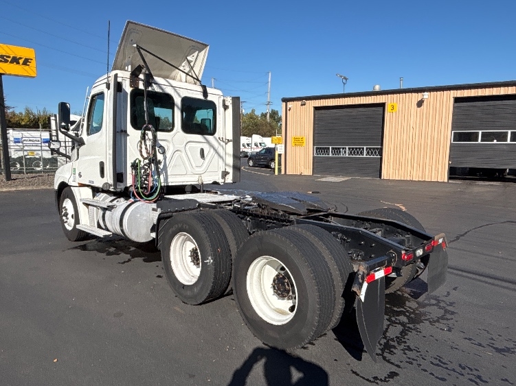 2022 Freightliner Cascadia in Portland, OR — photo 5