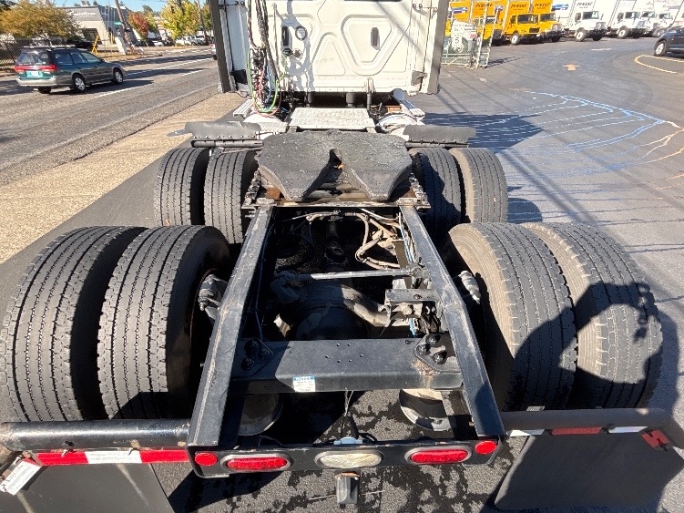 2022 Freightliner Cascadia in Portland, OR — photo 6