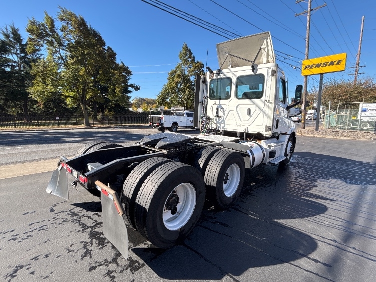 2022 Freightliner Cascadia in Portland, OR — photo 7