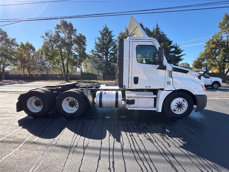 2022 Freightliner Cascadia in Portland, OR — photo 8