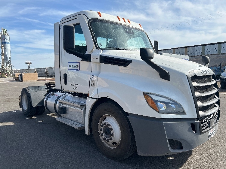 2022 Freightliner Cascadia in Fontana, CA — photo 3