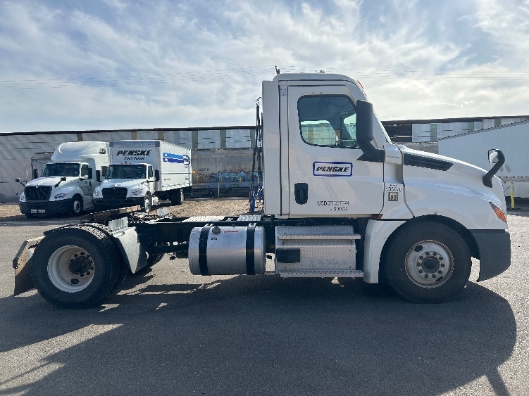 2022 Freightliner Cascadia in Fontana, CA — photo 4