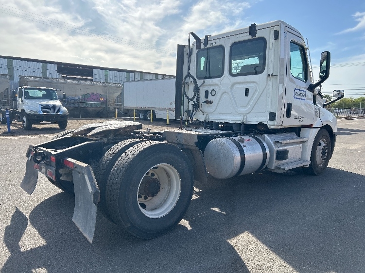 2022 Freightliner Cascadia in Fontana, CA — photo 5
