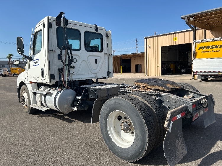 2022 Freightliner Cascadia in Fontana, CA — photo 7