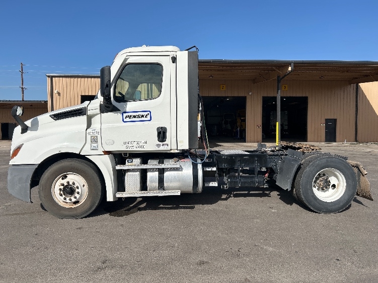2022 Freightliner Cascadia in Fontana, CA — photo 8
