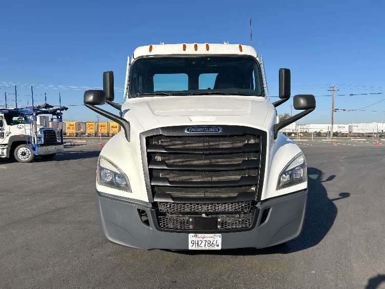 2022 Freightliner Cascadia in Fresno, CA — photo 2