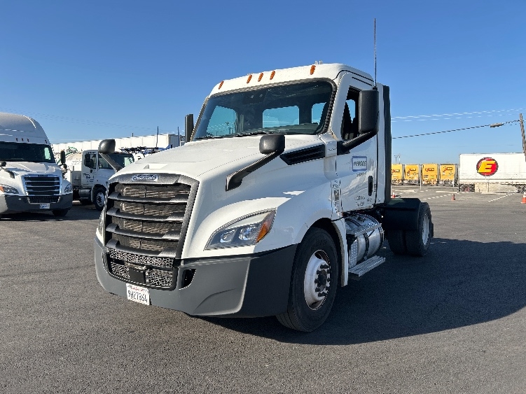 2022 Freightliner Cascadia in Fresno, CA — photo 3