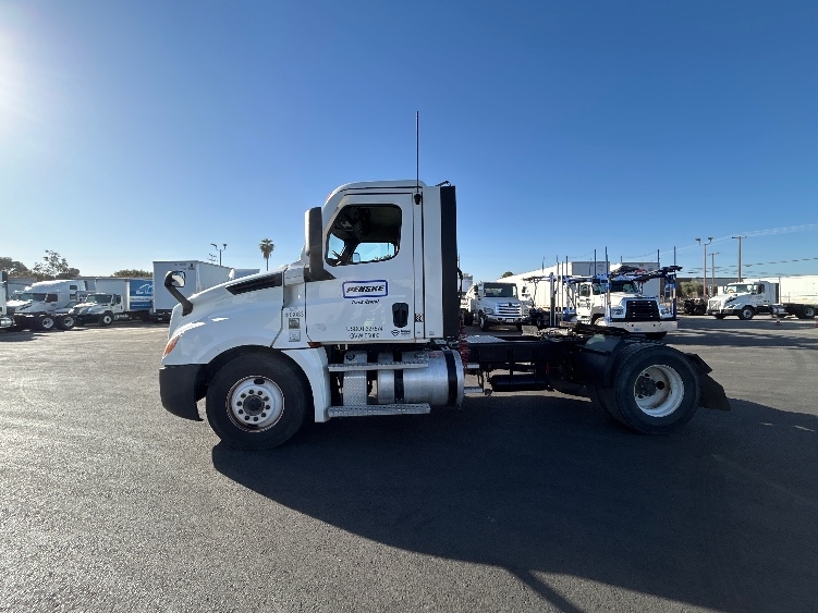 2022 Freightliner Cascadia in Fresno, CA — photo 4