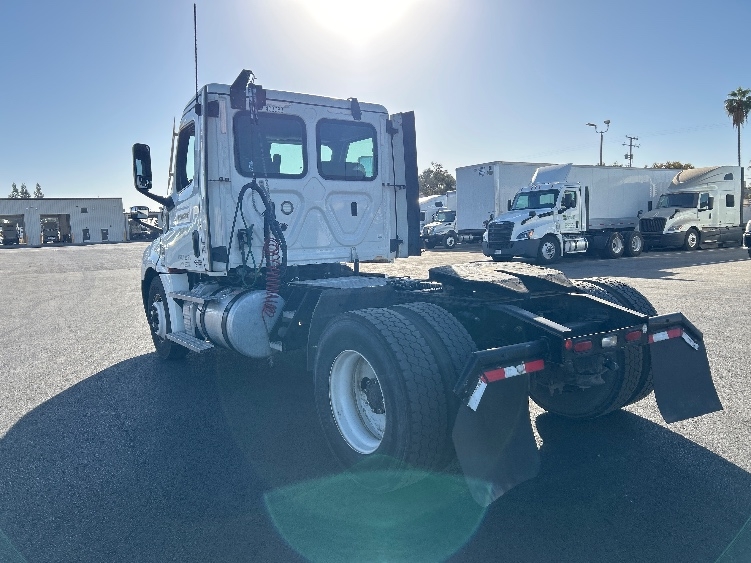2022 Freightliner Cascadia in Fresno, CA — photo 5