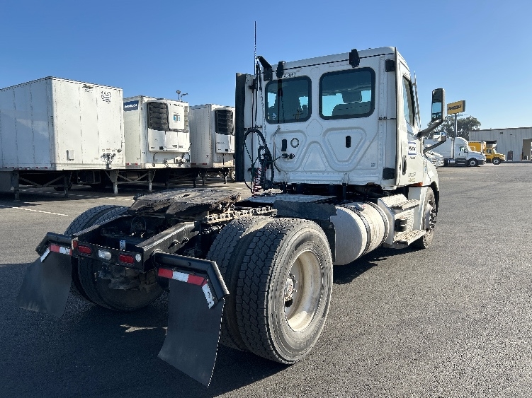 2022 Freightliner Cascadia in Fresno, CA — photo 7