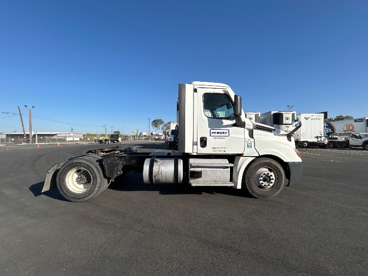 2022 Freightliner Cascadia in Fresno, CA — photo 8