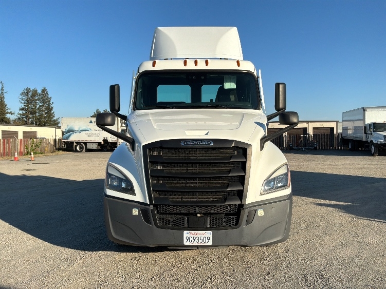 2022 Freightliner Cascadia in West Sacramento, CA — photo 2