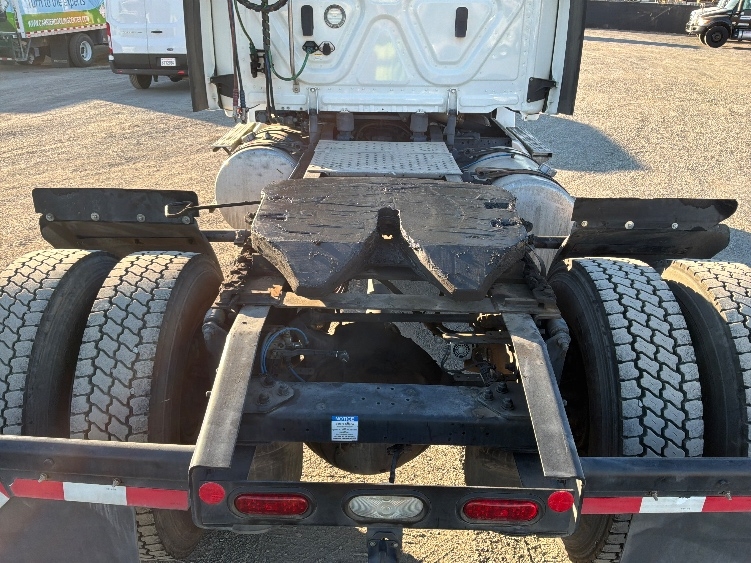 2022 Freightliner Cascadia in West Sacramento, CA — photo 6