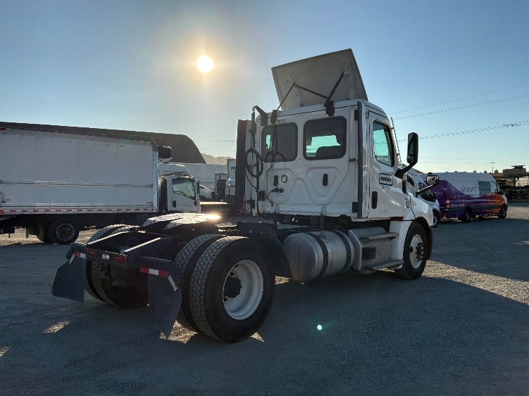 2022 Freightliner Cascadia in West Sacramento, CA — photo 7