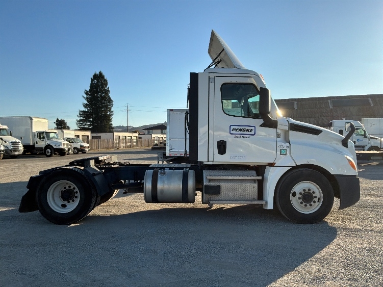 2022 Freightliner Cascadia in West Sacramento, CA — photo 8