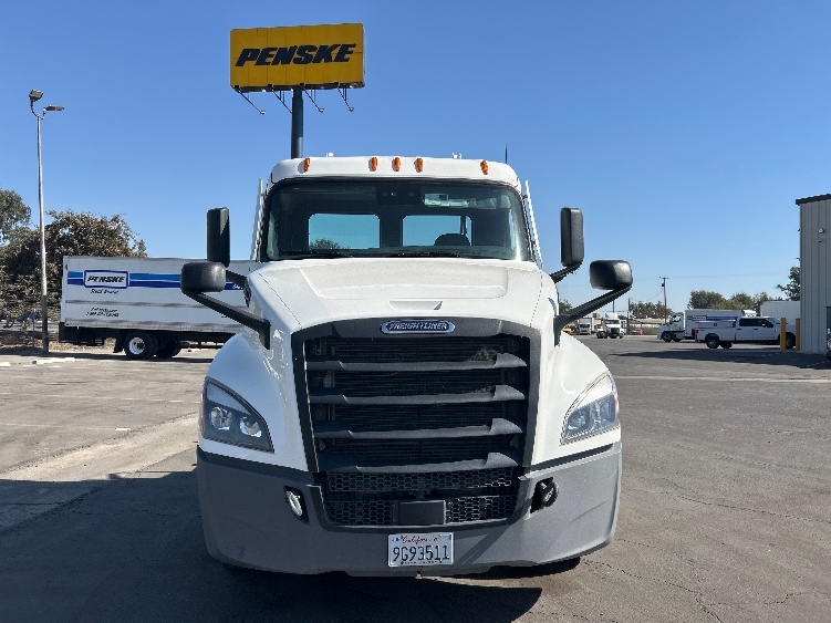 2022 Freightliner Cascadia in Fresno, CA — photo 2