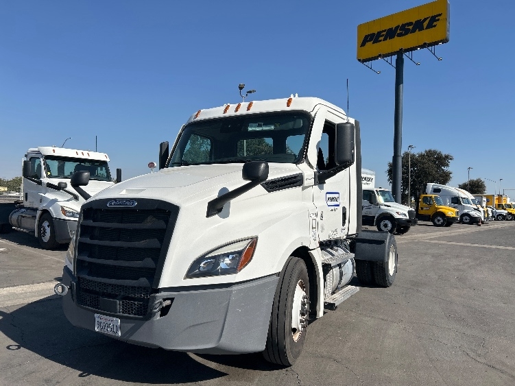 2022 Freightliner Cascadia in Fresno, CA — photo 3
