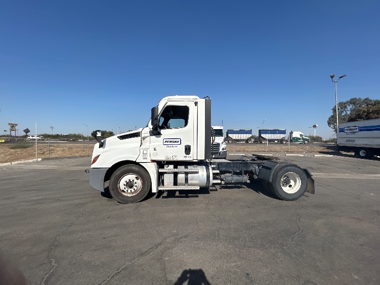 2022 Freightliner Cascadia in Fresno, CA — photo 4