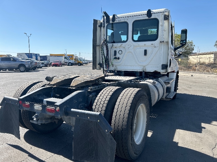 2022 Freightliner Cascadia in Fresno, CA — photo 7
