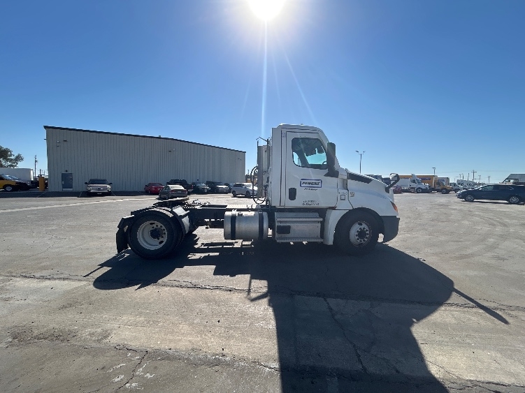 2022 Freightliner Cascadia in Fresno, CA — photo 8