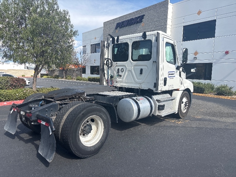 2022 Freightliner Cascadia in Fontana, CA — photo 7