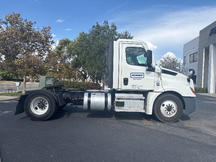 2022 Freightliner Cascadia in Fontana, CA — photo 8