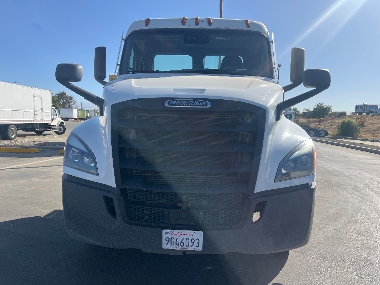 2022 Freightliner Cascadia in Fresno, CA — photo 2