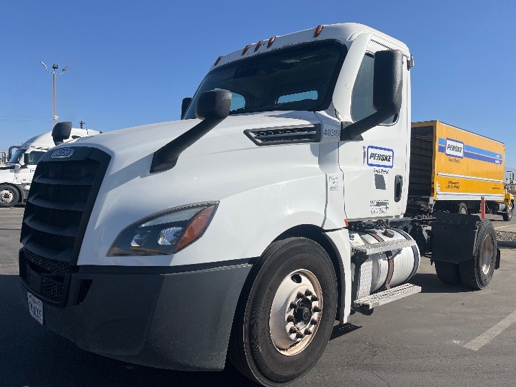 2022 Freightliner Cascadia in Fresno, CA — photo 3