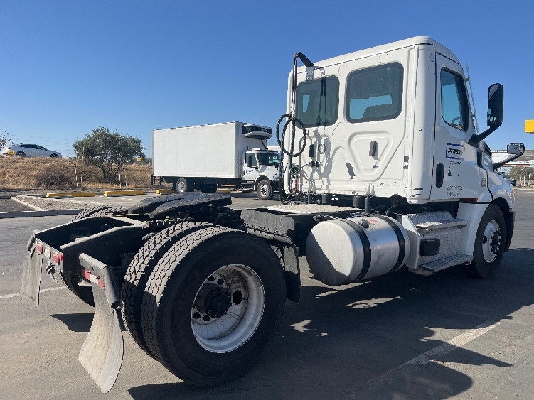 2022 Freightliner Cascadia in Fresno, CA — photo 7