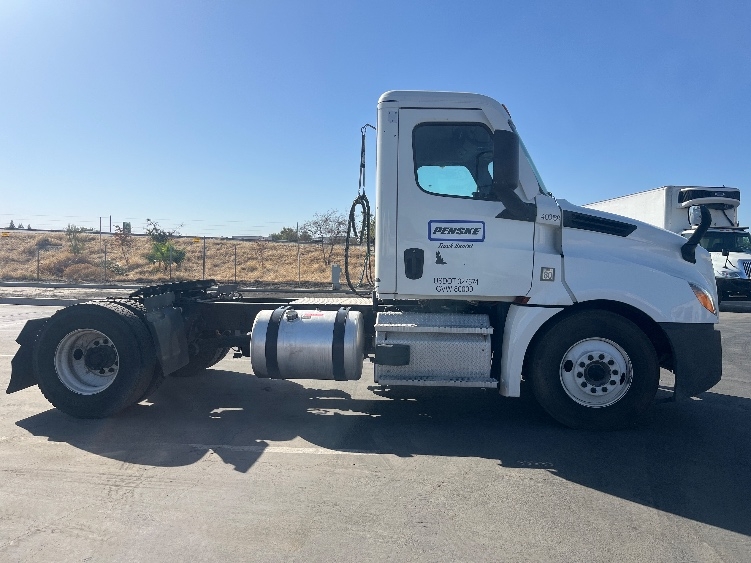 2022 Freightliner Cascadia in Fresno, CA — photo 8
