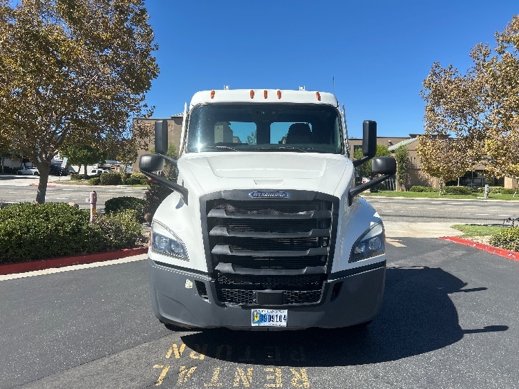 2022 Freightliner Cascadia in Fontana, CA — photo 2