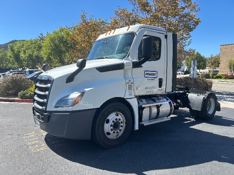2022 Freightliner Cascadia in Fontana, CA — photo 3
