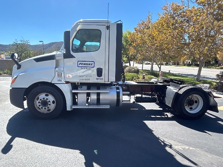 2022 Freightliner Cascadia in Fontana, CA — photo 4