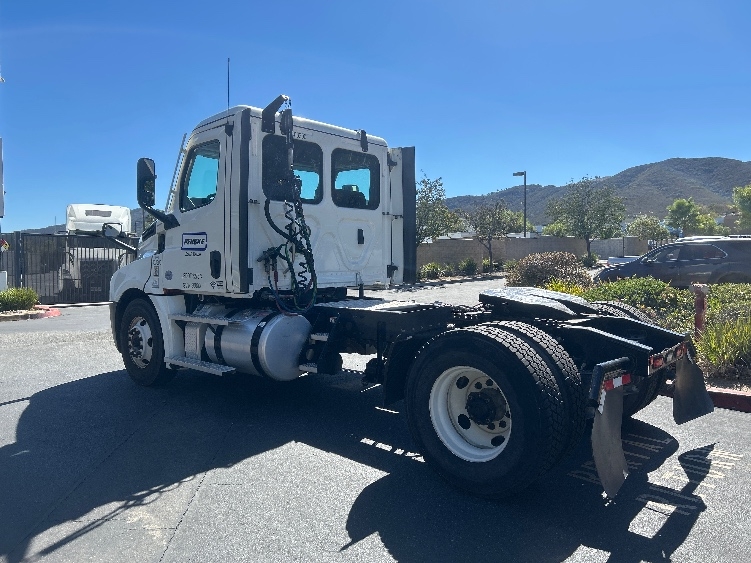 2022 Freightliner Cascadia in Fontana, CA — photo 5