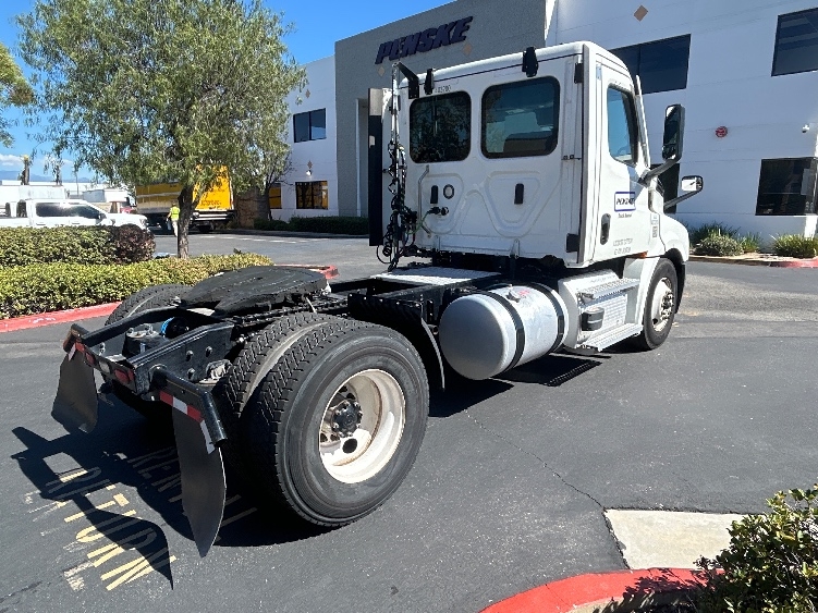 2022 Freightliner Cascadia in Fontana, CA — photo 7