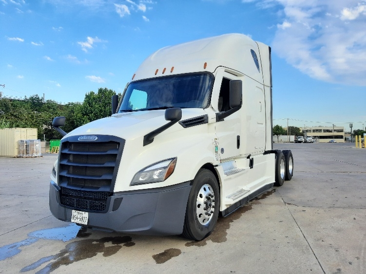 2022 Freightliner Cascadia in Dallas, TX — photo 3