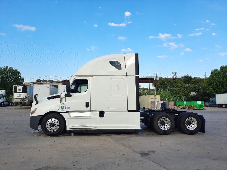 2022 Freightliner Cascadia in Dallas, TX — photo 4