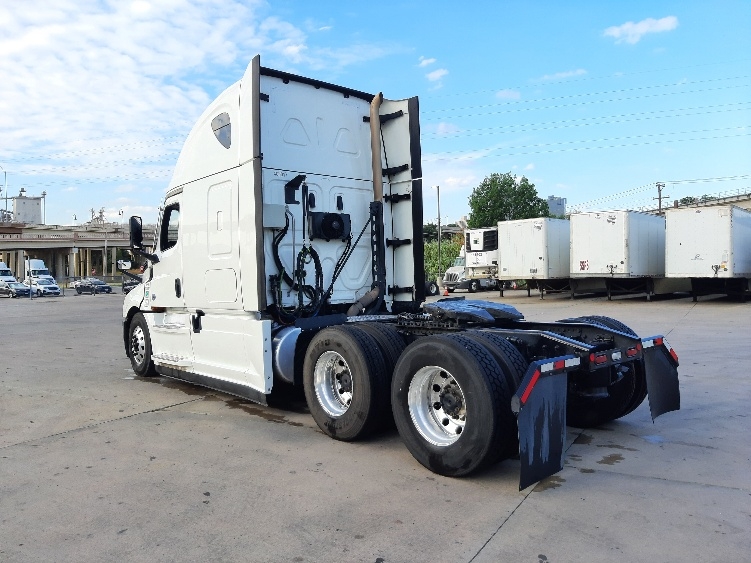 2022 Freightliner Cascadia in Dallas, TX — photo 5
